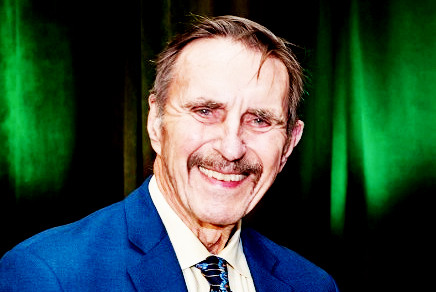 Me siento mucho más cómodo con el concepto de un Dios lo bastante listo para idear las leyes de la física, que hacen inevitable la existencia de nuestro Universo, que con el Dios que tuvo que fabricarlo todo, pieza a pieza.